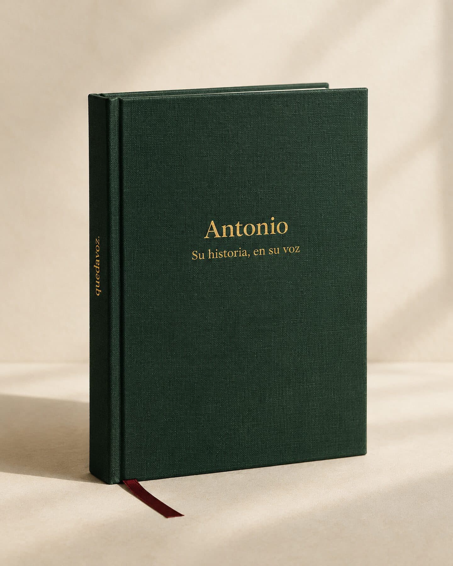 Libro de tapa dura forrado en tela verde con el título «Antonio» en dorado y una cinta burdeos.